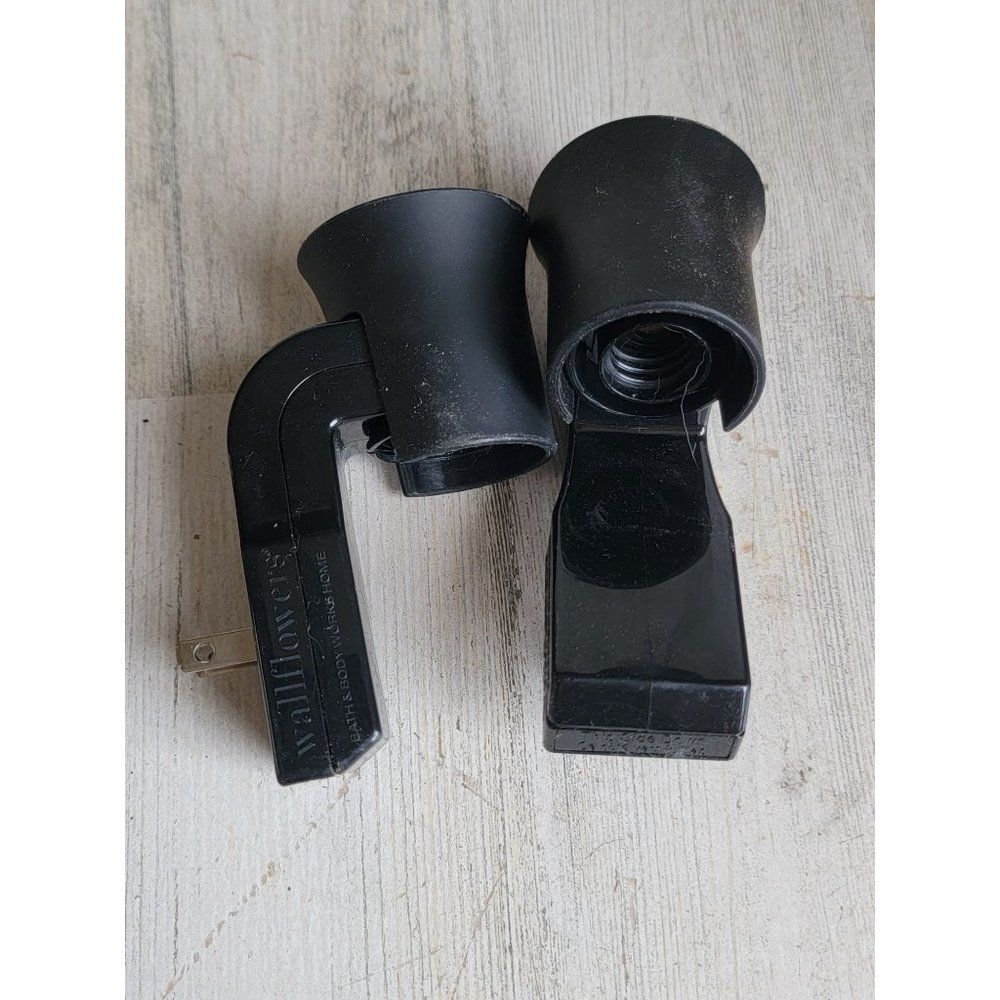 Bath Body Works black Wallflower plugs set diffuser